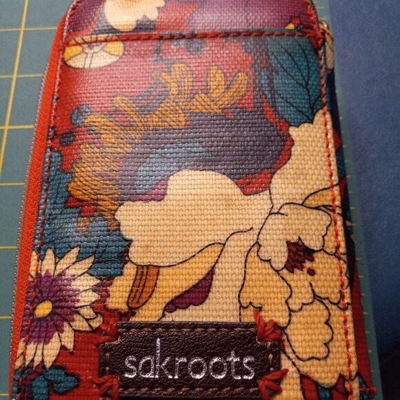 Sakroots Cross-Body Wallet Cottagecore Granny Chic - Picture 1 of 9
